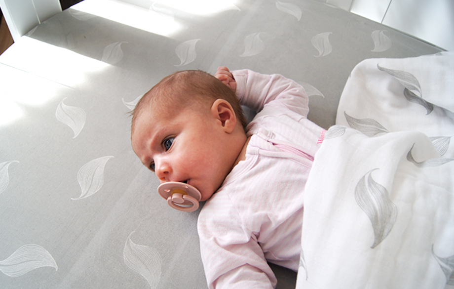 Amani Bebe Organic Round Fitted Sheet - White Leaf