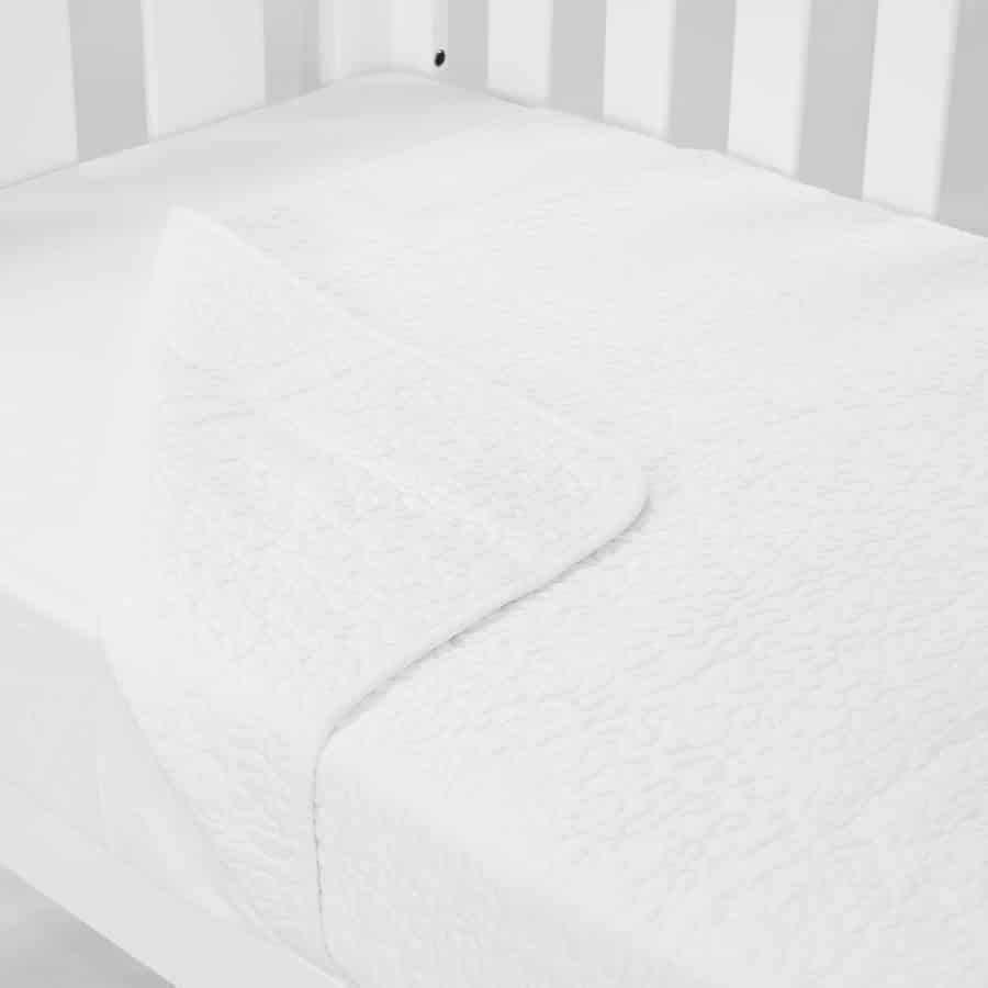 white cot quilt
